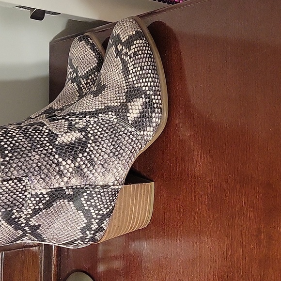 Ankle boots - Picture 2 of 4